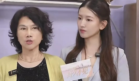 方洪波向左，董明珠向右