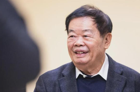 曹德旺“交棒”！80歲辭去福耀玻璃董事長(cháng)，明確不分管大學(xué)